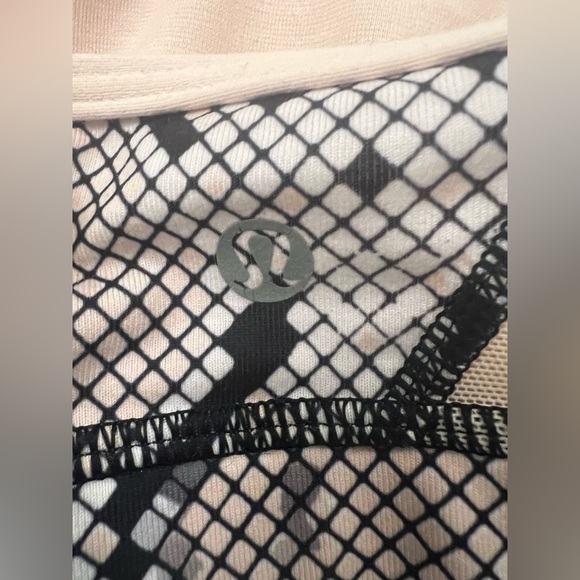Lululemon Black Pink Snake Skin Print Flow Y Bra Women's 2 (0200) - Picture 3 of 3